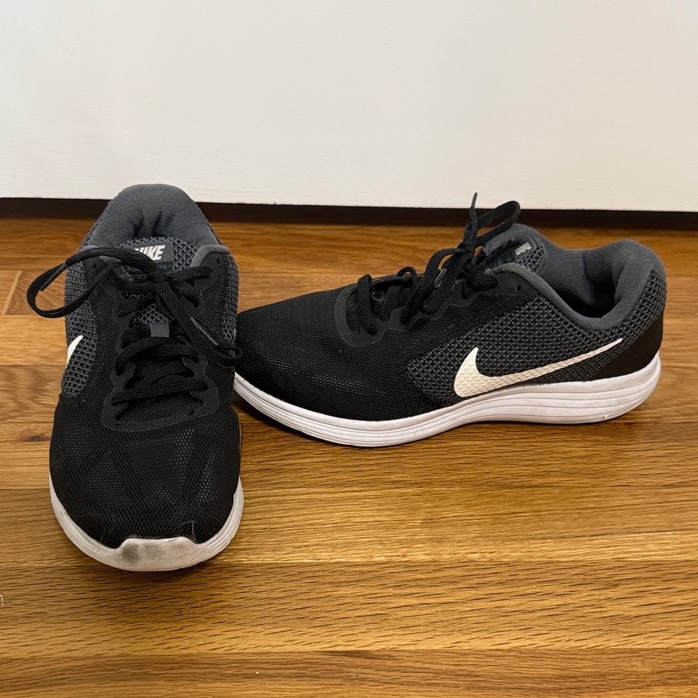 Nike Women’s Black & White Mesh Trainer Sneakers size 8.5